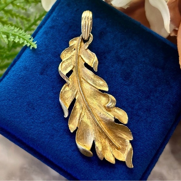 Vintage Large Feather Pendant with Unique Texture 3-D Pendant for Necklace - Picture 10 of 12